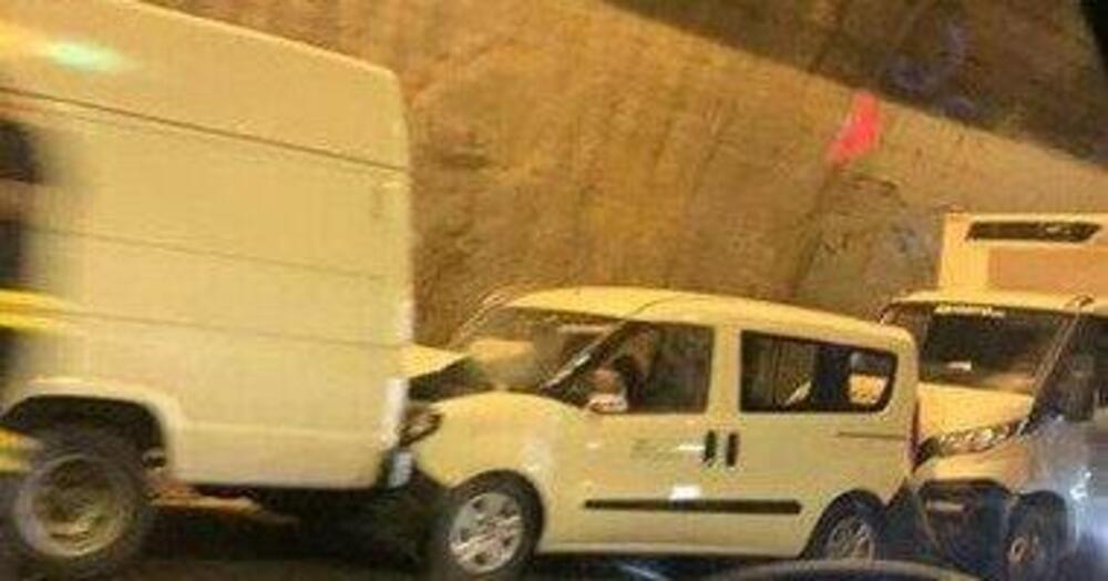 Maxi tamponamento in autostrada, almeno 12 i veicoli coinvolti [VIDEO]