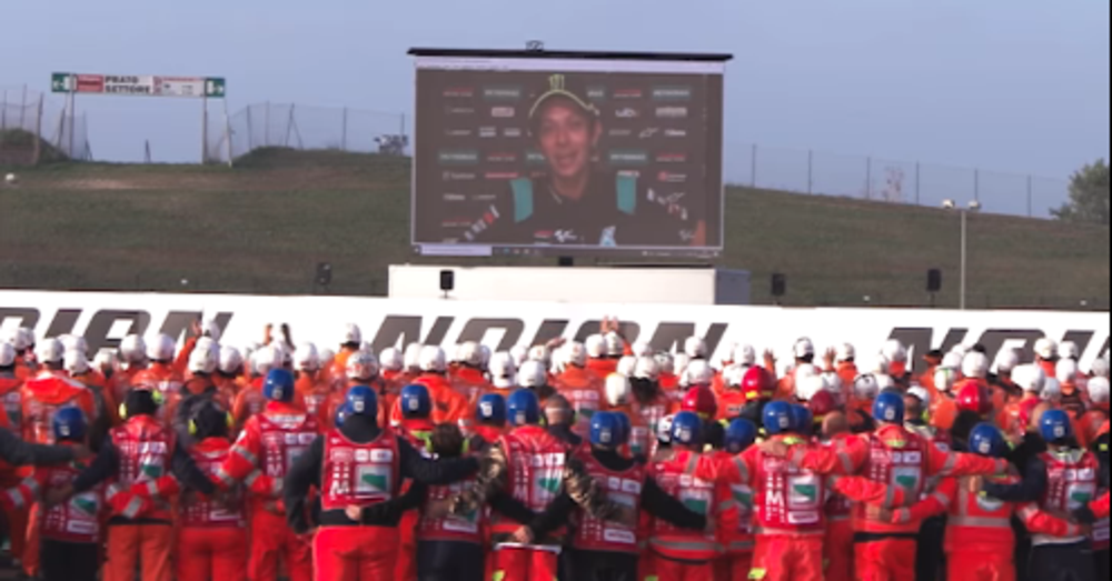 Il saluto di Valentino Rossi ai marshal di Misano che vi far&agrave; scappare la lacrimuccia [VIDEO]