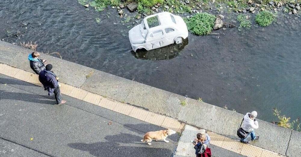 Old Lady, la Fiat 500 di marmo che brilla nel fiume Po