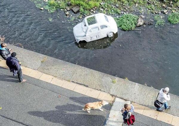 Old Lady, la Fiat 500 di marmo che brilla nel fiume Po