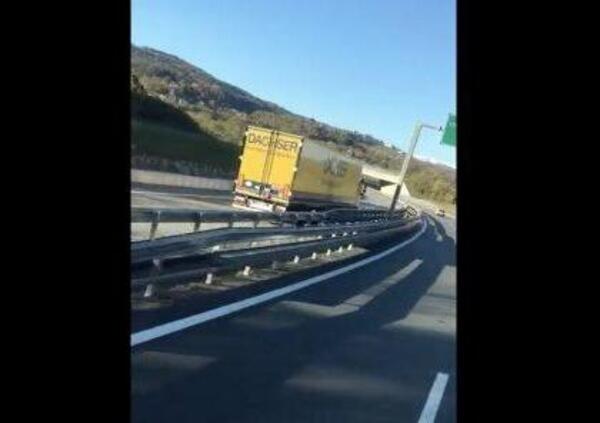 Viaggia contromano in Autostrada senza accorgersene: patente ritirata e multa salata per il camionista [VIDEO]