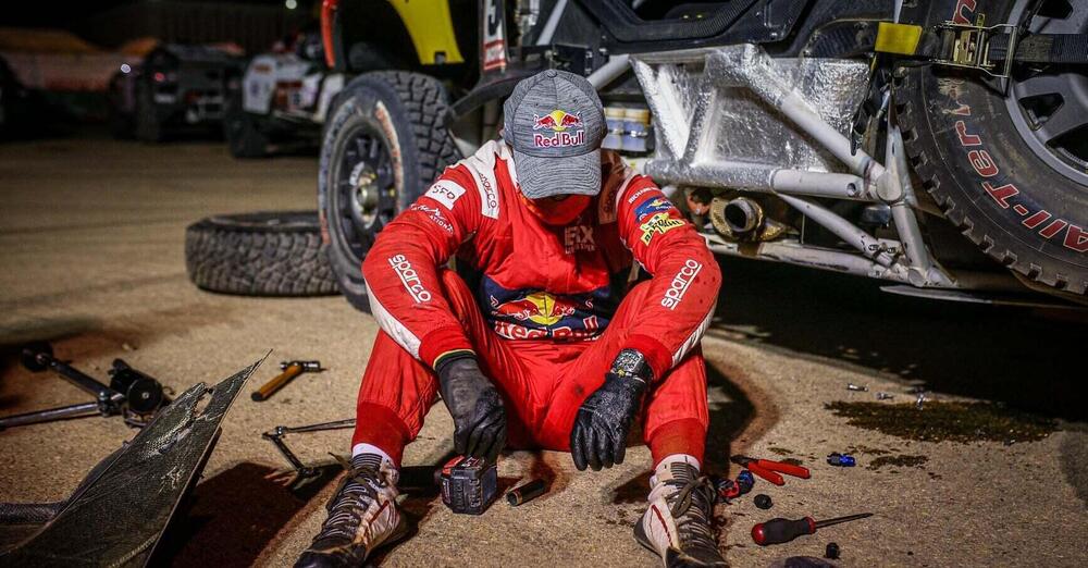 Un incendio distrugge l&rsquo;auto di Loeb: un meccanico &egrave; grave. Niente Dakar 2022