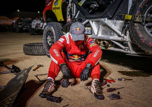 Un incendio distrugge l&rsquo;auto di Loeb: un meccanico &egrave; grave. Niente Dakar 2022