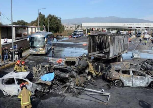 [VIDEO] Tir travolge casello autostradale e si schianta sulle auto, morte 19 persone 