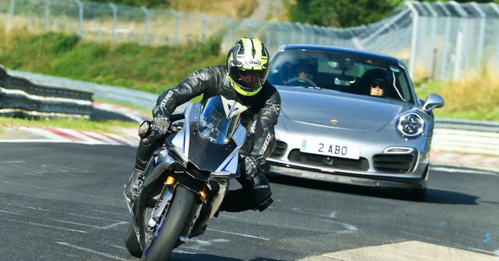 Yamaha R1M vs Porsche 911 Turbo S: la sfida al N&uuml;rburgring [VIDEO]