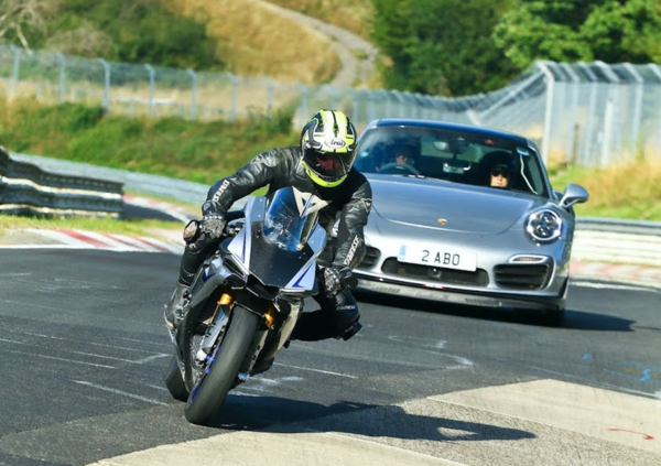 Yamaha R1M vs Porsche 911 Turbo S: la sfida al N&uuml;rburgring [VIDEO]