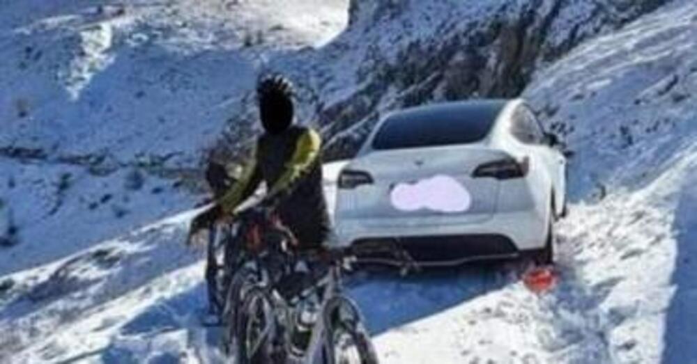 Coppia viene &#039;ingannata&#039; dal proprio fuoristrada, la Tesla 4x4 rimane bloccata nella neve [FOTO]