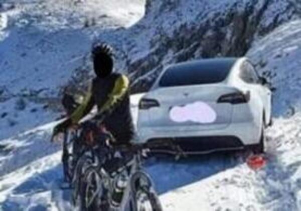 Coppia viene &#039;ingannata&#039; dal proprio fuoristrada, la Tesla 4x4 rimane bloccata nella neve [FOTO]