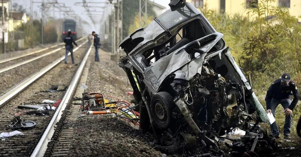 Pulmino travolto dal treno, muoiono due 18enni disabili trasportati dal servizio doposcuola