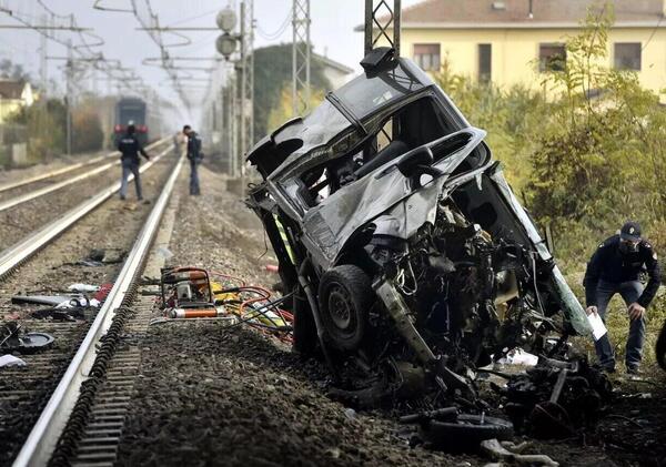 Pulmino travolto dal treno, muoiono due 18enni disabili trasportati dal servizio doposcuola