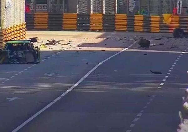 Botto pazzesco nella notte in GT3, pilota miracolato [VIDEO]