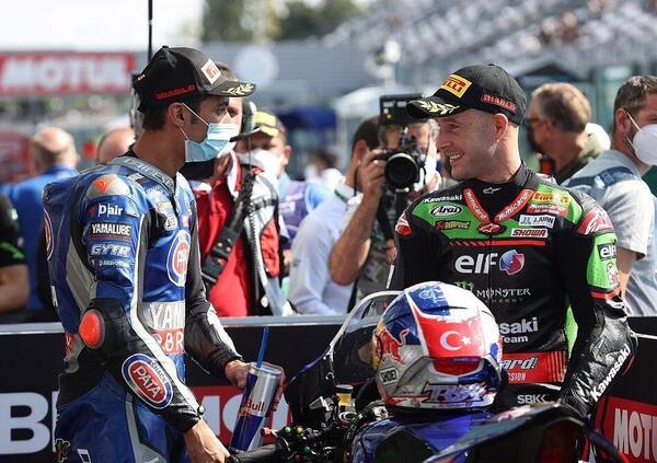 Che spettacolo la Superbike, dove la vendetta si promette con un sincero abbraccio