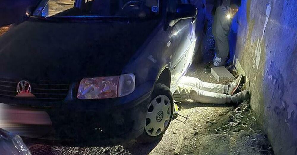 Napoli, cede il cric mentre ruba la marmitta: muore schiacciato dall&rsquo;auto. E sui social: &ldquo;Giustizia divina&rdquo;