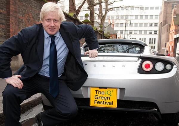 L&rsquo;incredibile discorso di Boris Johnson, tra Tesla, Ferrari, rombi di motori, inceppamenti e Peppa Pig