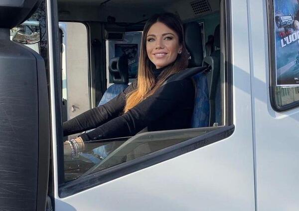 Ma che ci fa Federica Masolin alla guida di un camion? Be&rsquo; &egrave; imperdibile