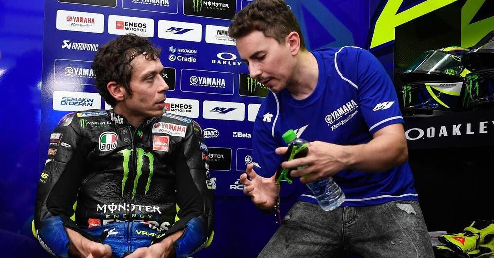 Dalla MotoGP alle auto: Jorge Lorenzo segue Valentino Rossi... ma soltanto da casa