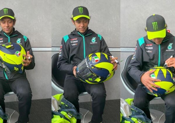 Valentino Rossi e Marc Marquez insieme all&rsquo;asta: Vale ci mette un casco, Marc i suoi stivali