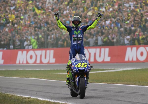 Valentino Rossi: i 10 duelli pi&ugrave; belli della sua carriera in MotoGP