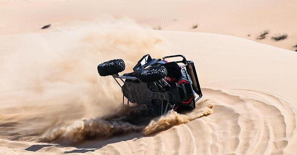 Raikkonen show: ribalta un buggy nel deserto, &quot;adotta&quot; Giovinazzi e fa commuovere tutti con un casco speciale