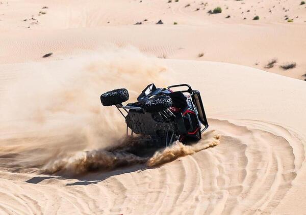 Raikkonen show: ribalta un buggy nel deserto, &quot;adotta&quot; Giovinazzi e fa commuovere tutti con un casco speciale