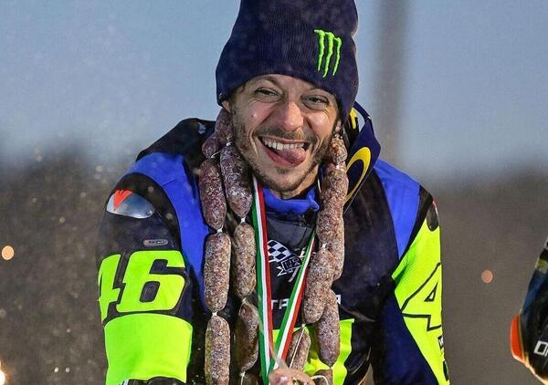 [VIDEO] Valentino Rossi e il backstage della 100 Km dei Campioni: &ldquo;L&rsquo;ambitissima salsiccia del Ranch&quot;