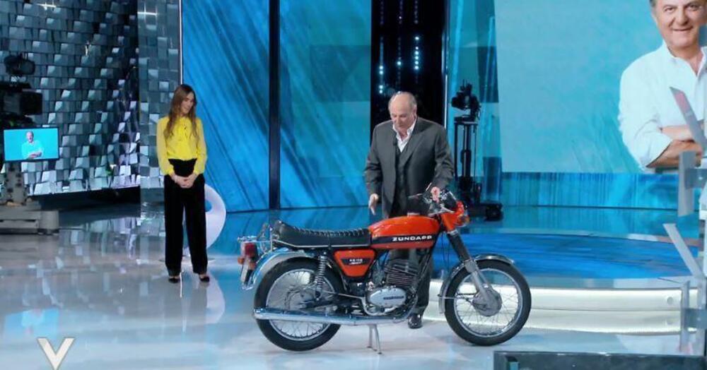 A Gerry Scotti in regalo la moto di quando era ragazzo: &ldquo;A casa so gi&agrave; dove metterla...&rdquo;