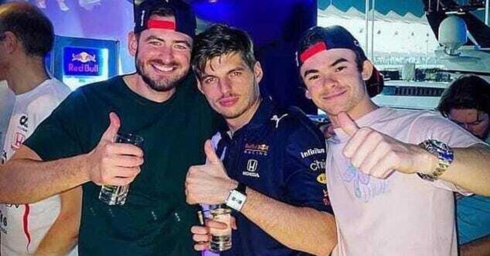 Prima la festa nel paddock poi i cori sullo yacht, ecco come ha festeggiato il titolo Verstappen [FOTO]