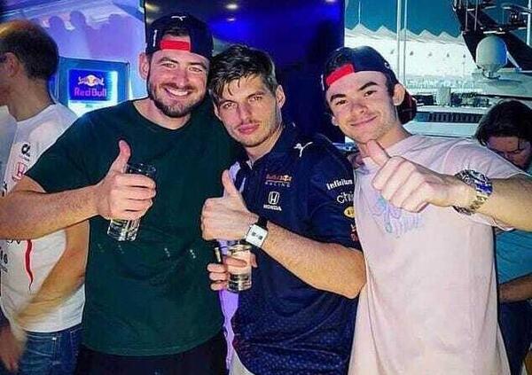 Prima la festa nel paddock poi i cori sullo yacht, ecco come ha festeggiato il titolo Verstappen [FOTO]