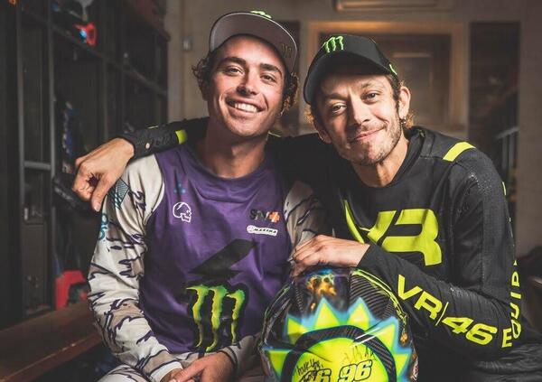 [VIDEO] Valentino Rossi e Axell Hodges: numeri da circo da Tavullia al Ranch