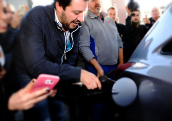 Salvini pro nucleare e contro il divieto ai motori termici: &ldquo;Auto elettriche? Le batterie le fanno in Cina, con le centrali a carbone&rdquo;