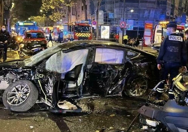 Taxi Tesla fuori controllo uccide una persona e ne ferisce altre venti: sospese le Model 3 [VIDEO]