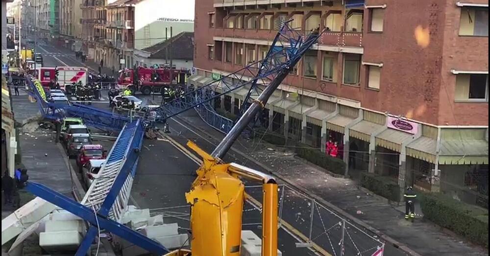 Torino, gru si schianta al suolo: morti tre operai, un&rsquo;auto schiacciata e traffico in tilt. &ldquo;Sfiorata la strage&rdquo;