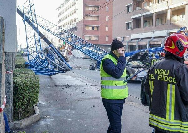 Ecco gli attimi successivi al crollo della gru. Uomini sotto le macerie, rabbia e disperazione [VIDEO]