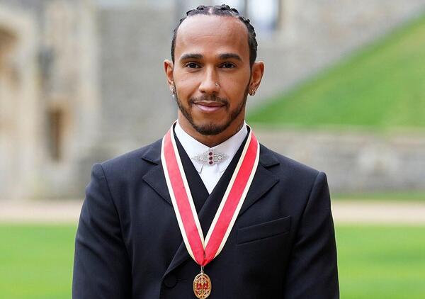 Lewis Hamilton: ecco quanto costa il look sfoggiato al Castello di Windsor