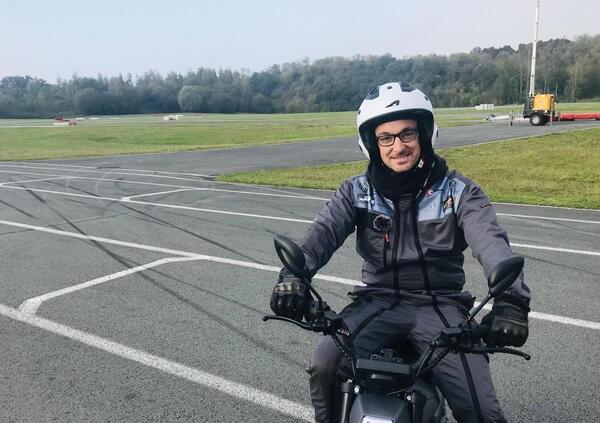 Nuovo Guinness dei primati: lo youtuber viaggia per 24 ore su una moto elettrica