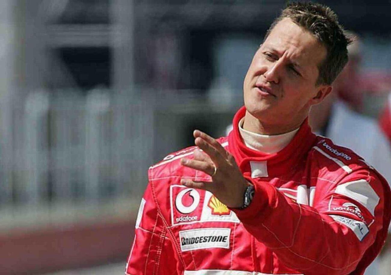Max Biaggi fa gli auguri a Michael Schumacher con una foto iconica