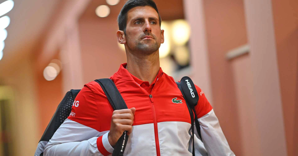 Il paradosso di Nole: numero uno e (incolpevole) &ldquo;cattivo maestro&rdquo;. La sua esenzione medica dal vaccino (se confermata) sar&agrave; un precedente per tutti gli sportivi?