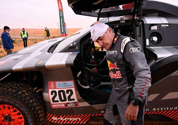 [VIDEO] Carlos Sainz perde una gomma nel deserto: il video esilarante dalla Dakar