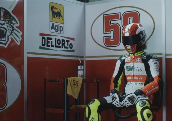 Marco Simoncelli, all&rsquo;asta le tute e i caschi impiegati nel docufilm SIC