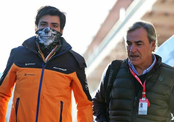 Pap&agrave; Sainz avvisa la Ferrari in vista del rinnovo: &ldquo;A Carlos per vincere non manca nulla. Solo la macchina&rdquo;