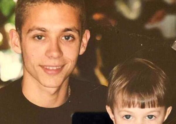 Sei morto a 25 anni, avevi due figli e una moglie che chiede un po&rsquo; di leggerezza a Valentino Rossi