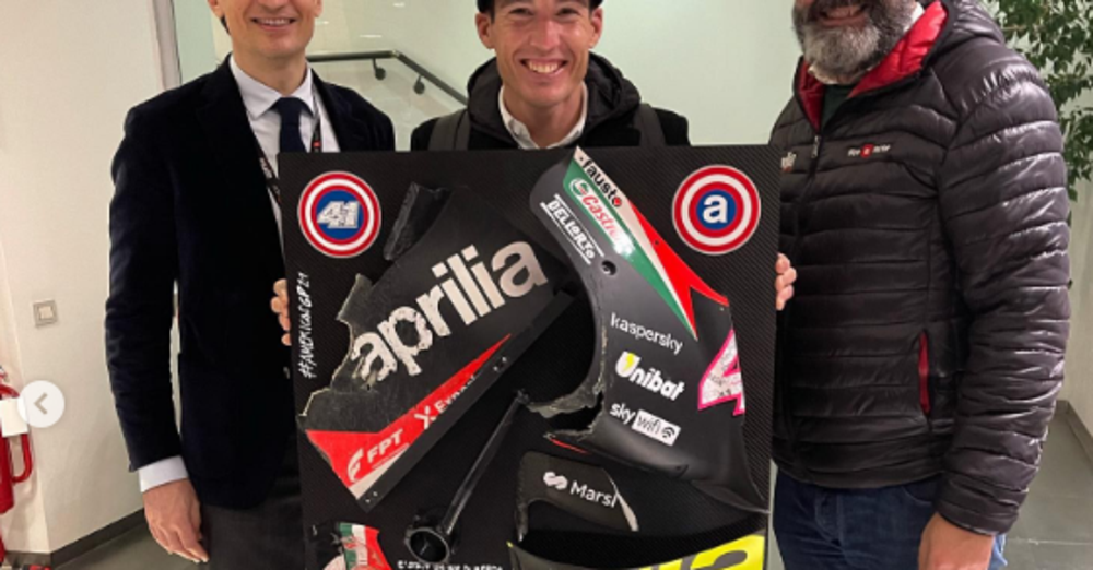 Maverick Vinales e Aleix Espargar&ograve; scoprono l&rsquo;Aprilia ri-evoluzionaria. E intanto i meccanici regalano le carene sfasciate al &quot;capitano&quot;