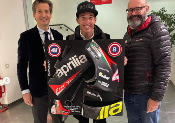 Maverick Vinales e Aleix Espargar&ograve; scoprono l&rsquo;Aprilia ri-evoluzionaria. E intanto i meccanici regalano le carene sfasciate al &quot;capitano&quot;