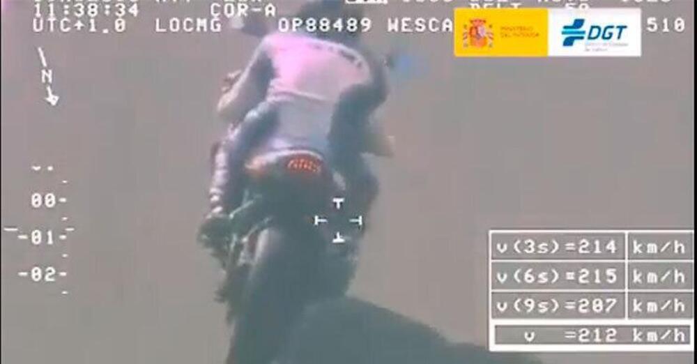  Motociclista lanciato a 200km/h viene inseguito dalla polizia con un drone [VIDEO]