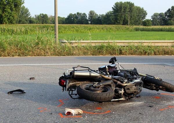 Esce dalla quarantena per soccorrere un motociclista: multata. Salvini insorge: &quot;Gliela paghiamo noi&quot;