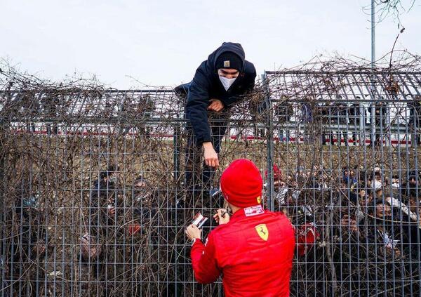 [VIDEO] A Fiorano tutti pazzi per Leclerc e Sainz: tifosi e piloti pronti per il riscatto del 2022