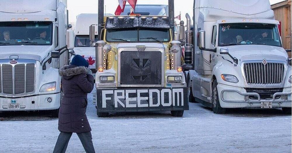 Elon Musk elogia i camionisti no vax del &ldquo;Freedom Convoy&rdquo;, una colonna di 70 chilometri