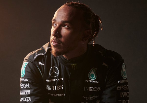 La Red Bull attacca Lewis Hamilton: &ldquo;La sua &egrave; tutta una finta, ecco perch&eacute;&rdquo;