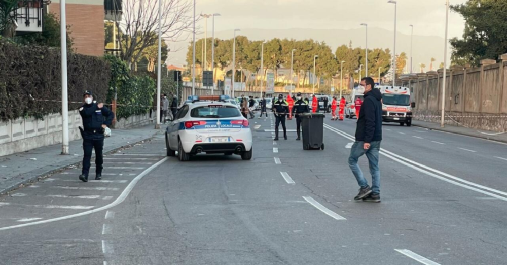 Travolge madre e figlio con il maxi-scooter e poi scappa: morto un bimbo di soli 15 mesi