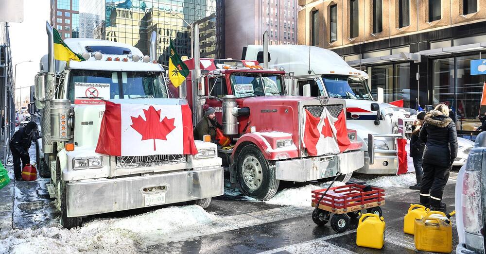 I camionisti no vax bloccano la capitale canadese: occhio che pu&ograve; succedere anche a Roma